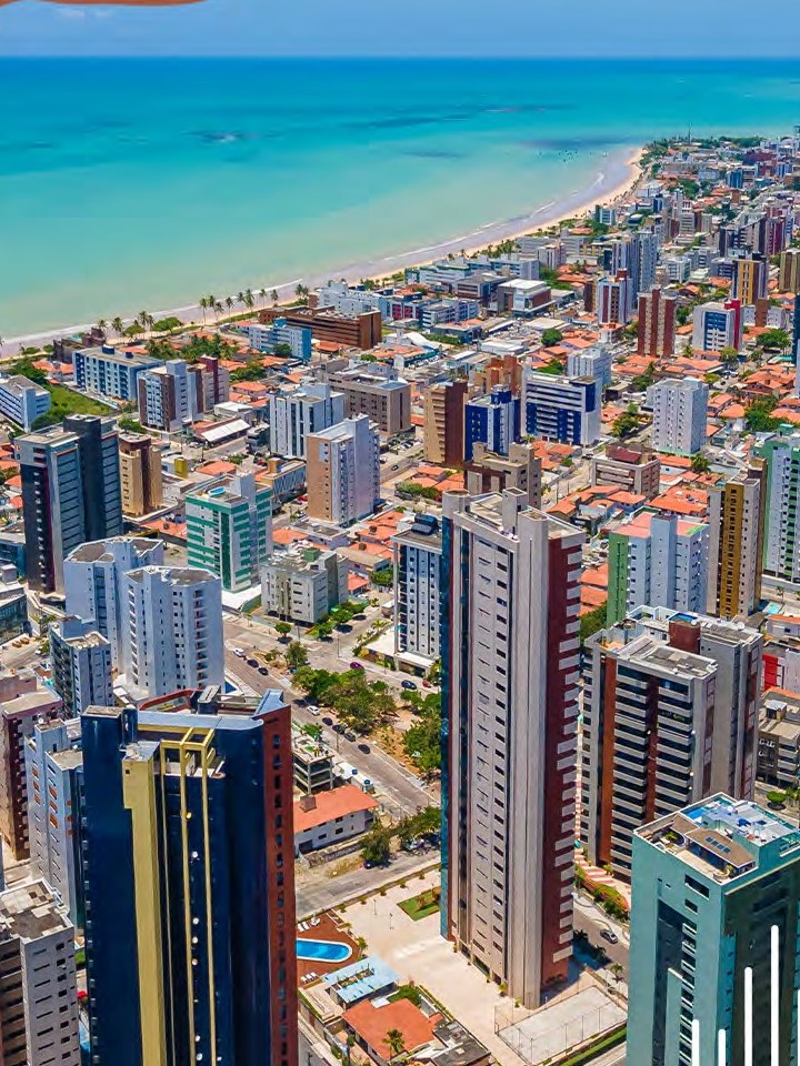 Vista aérea do bairro Manaíra com a orla de João Pessoa